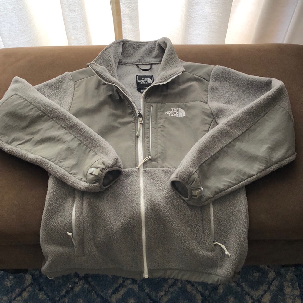 Classic Grey Denali North Face (size Medium)